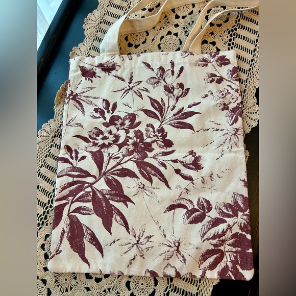 Gucci Beauty Cream and Burgundy Floral Tote - Picture 4 of 5
